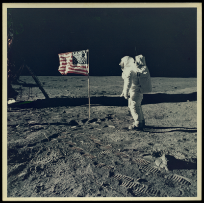 1969. Apollo XI. Série "Moon Walk". Buzz Aldrin pose devant le drapeau américain - Image 2