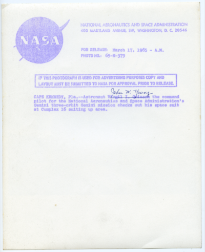 1965. Astronaut John W. Young, commandant, Mission Gémini 3 - Image 3