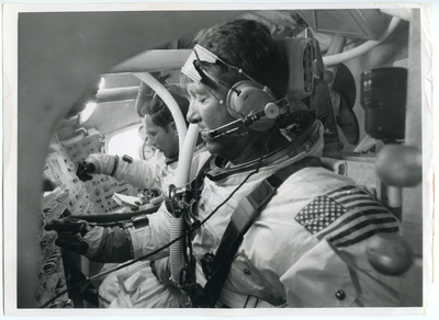 1968. A l'intérieur de la capsule Apollo l'astronaute Walter M. Schirra à la manoeuvre - Image 2