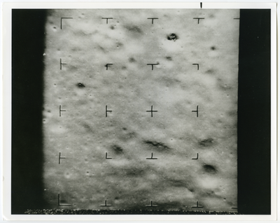 1964. Vue rapprochée du sol lunaire, sonde Rangers VII - Image 2