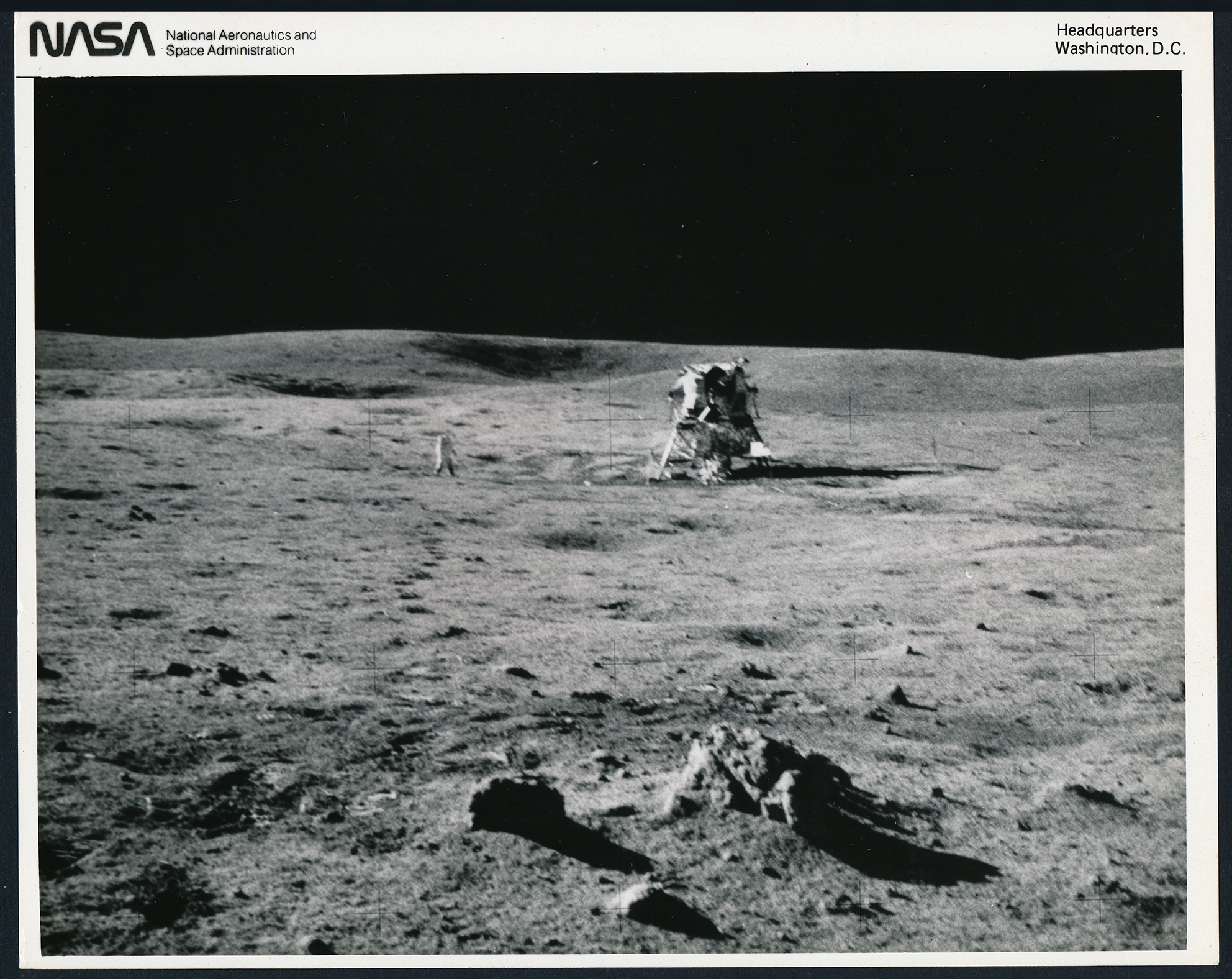 APOLLO 14. Alan B. Shepard Jr., commandant de la mission, et le module lunaire Apollo 14 (#1649) - Image 2