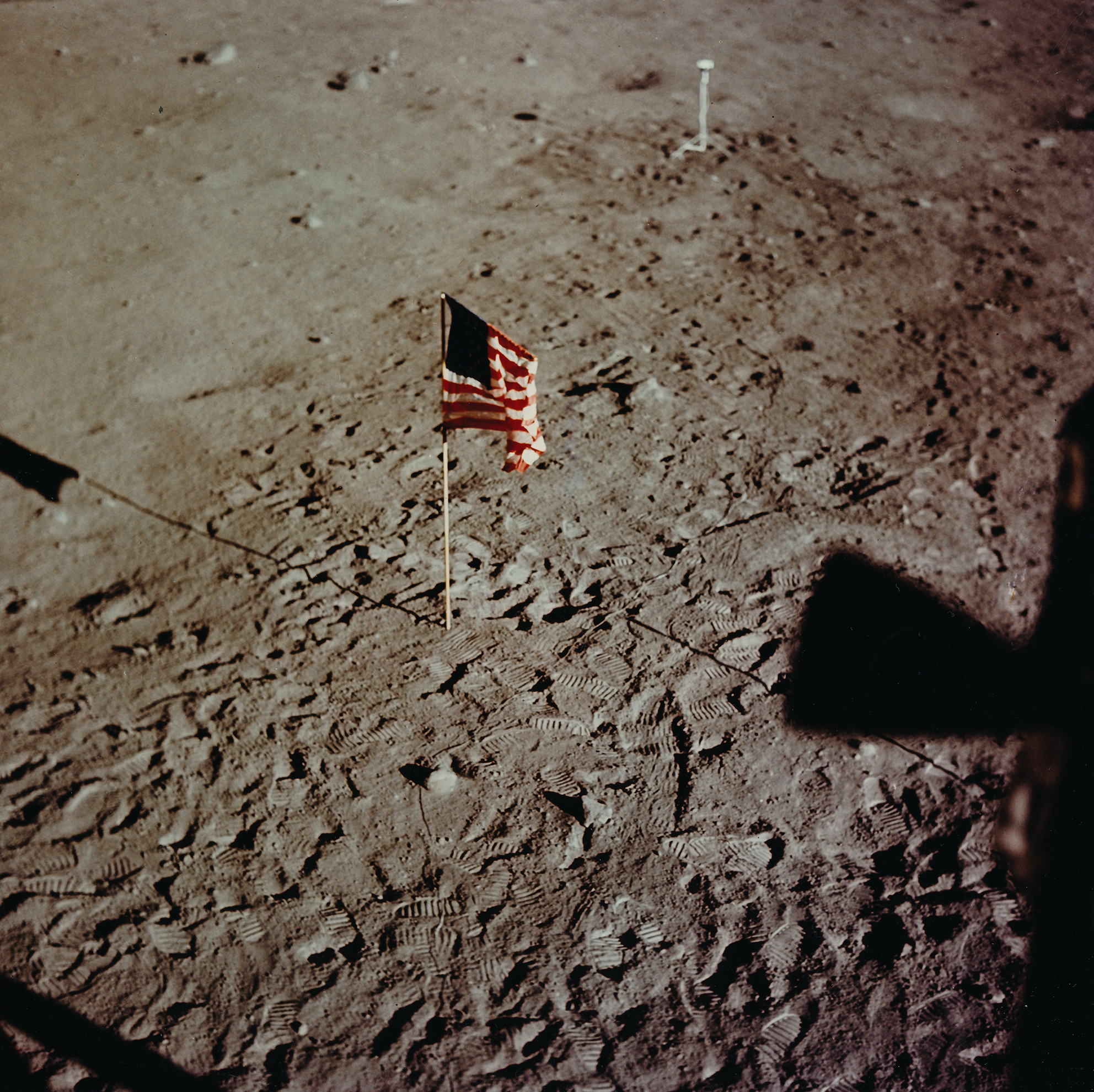 Le drapeau américain de la mission APOLLO trône sur le sol lunaire le 20 juillet 1969 (#2371) - Image 3