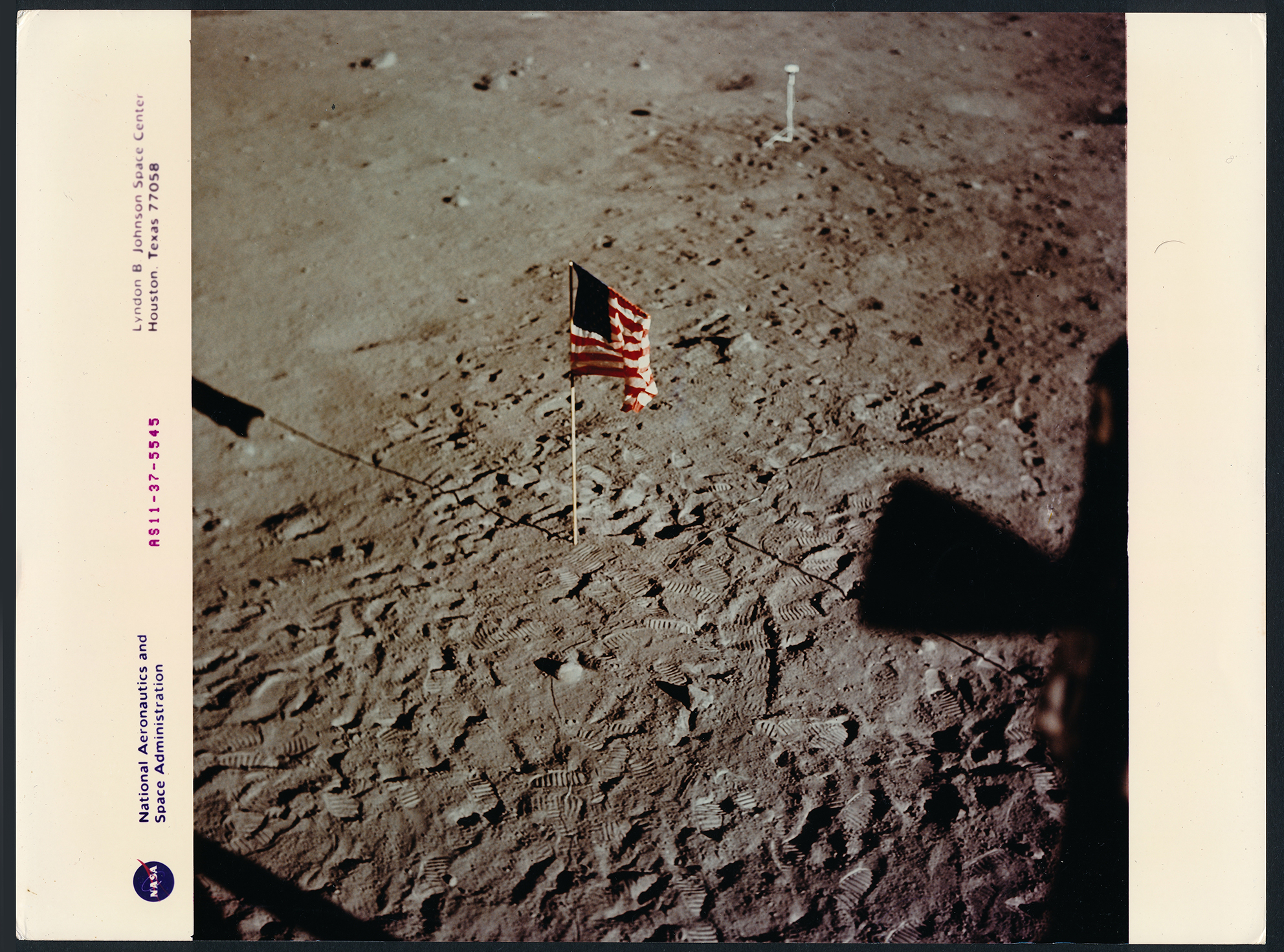 Le drapeau américain de la mission APOLLO trône sur le sol lunaire le 20 juillet 1969 (#2371) - Image 2