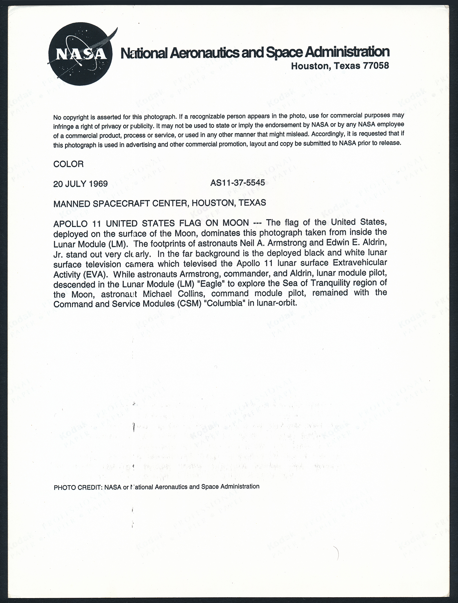 Le drapeau américain de la mission APOLLO trône sur le sol lunaire le 20 juillet 1969 (#2371) - Image 4