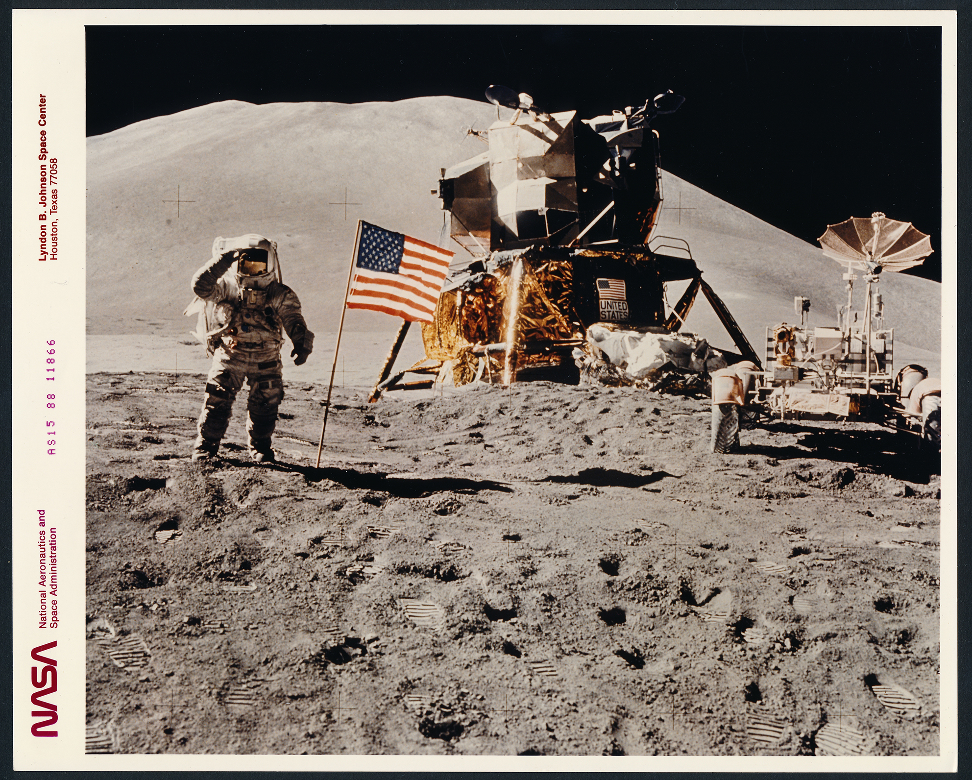 Mission APOLLO 15. Salut au drapeau américain de l'astronaute James B. Irwin. Août 1971 (#2612) - Image 2