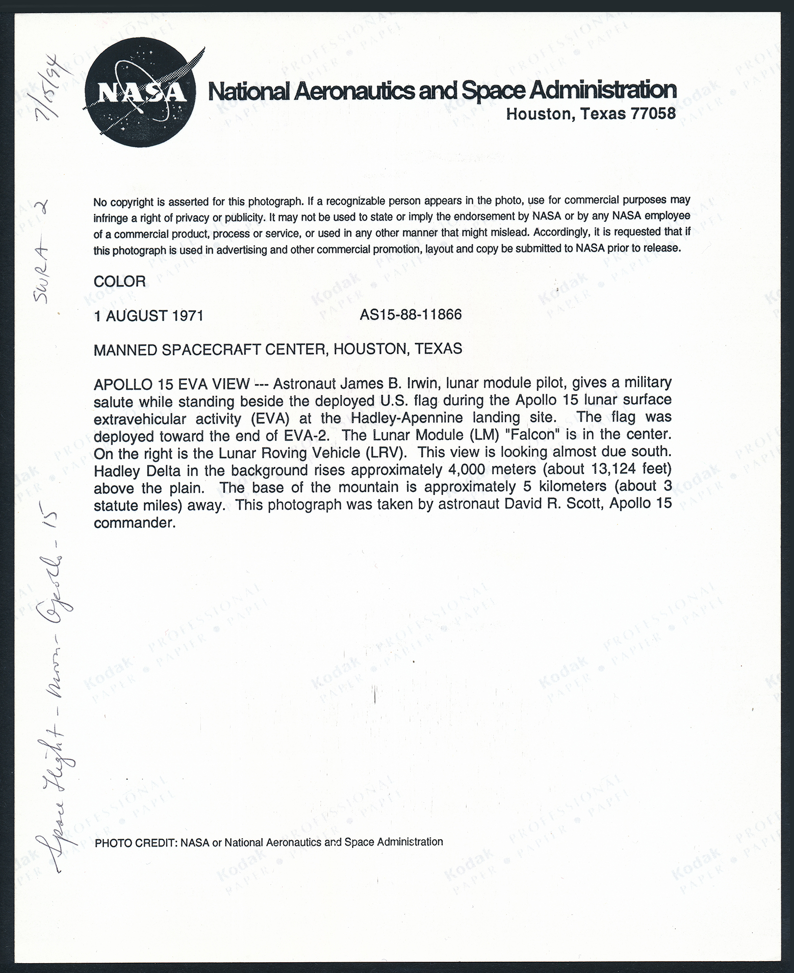 Mission APOLLO 15. Salut au drapeau américain de l'astronaute James B. Irwin. Août 1971 (#2612) - Image 4