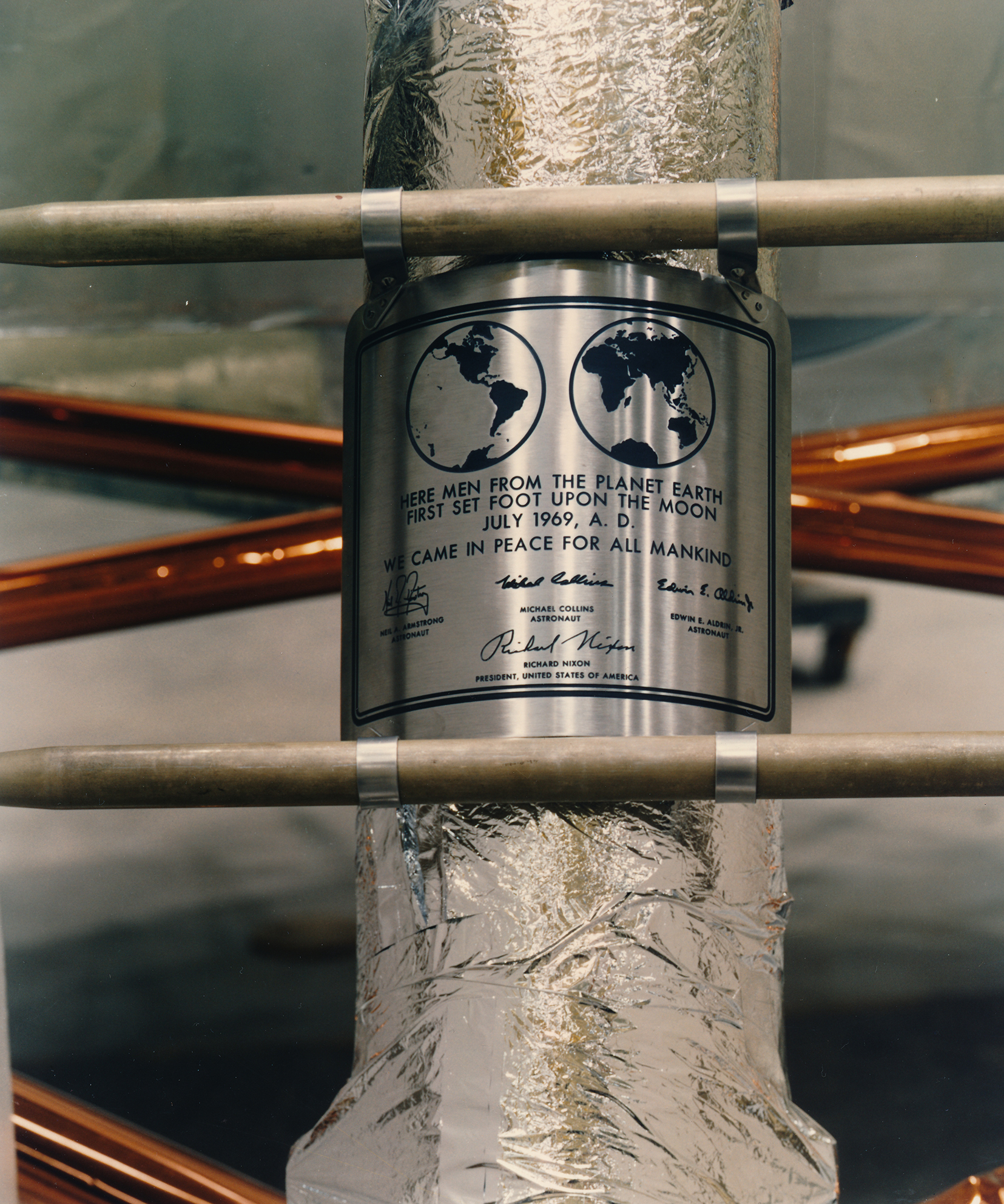 Plaque commémorative présente sur le module lunaire EAGLE de la mission APOLLO 11 (#2856) - Image 3