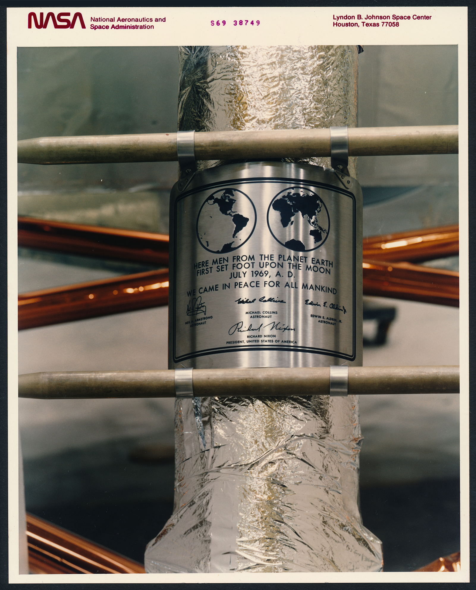 Plaque commémorative présente sur le module lunaire EAGLE de la mission APOLLO 11 (#2856) - Image 2