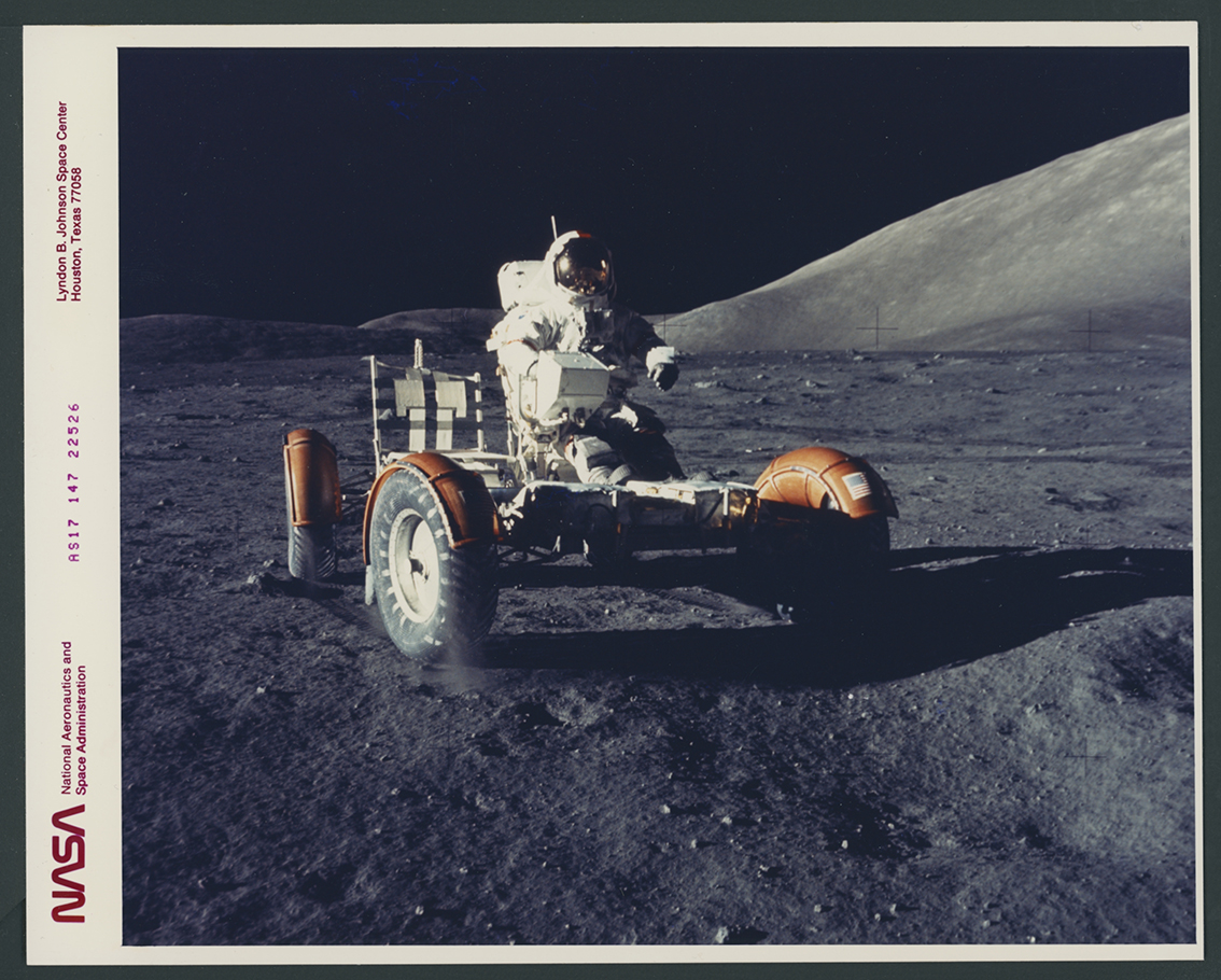 Mission Apollo 17. L'astronaute Eugène A. Cernan sur le rover lunaire. Décembre 1972 (#3607) - Image 2