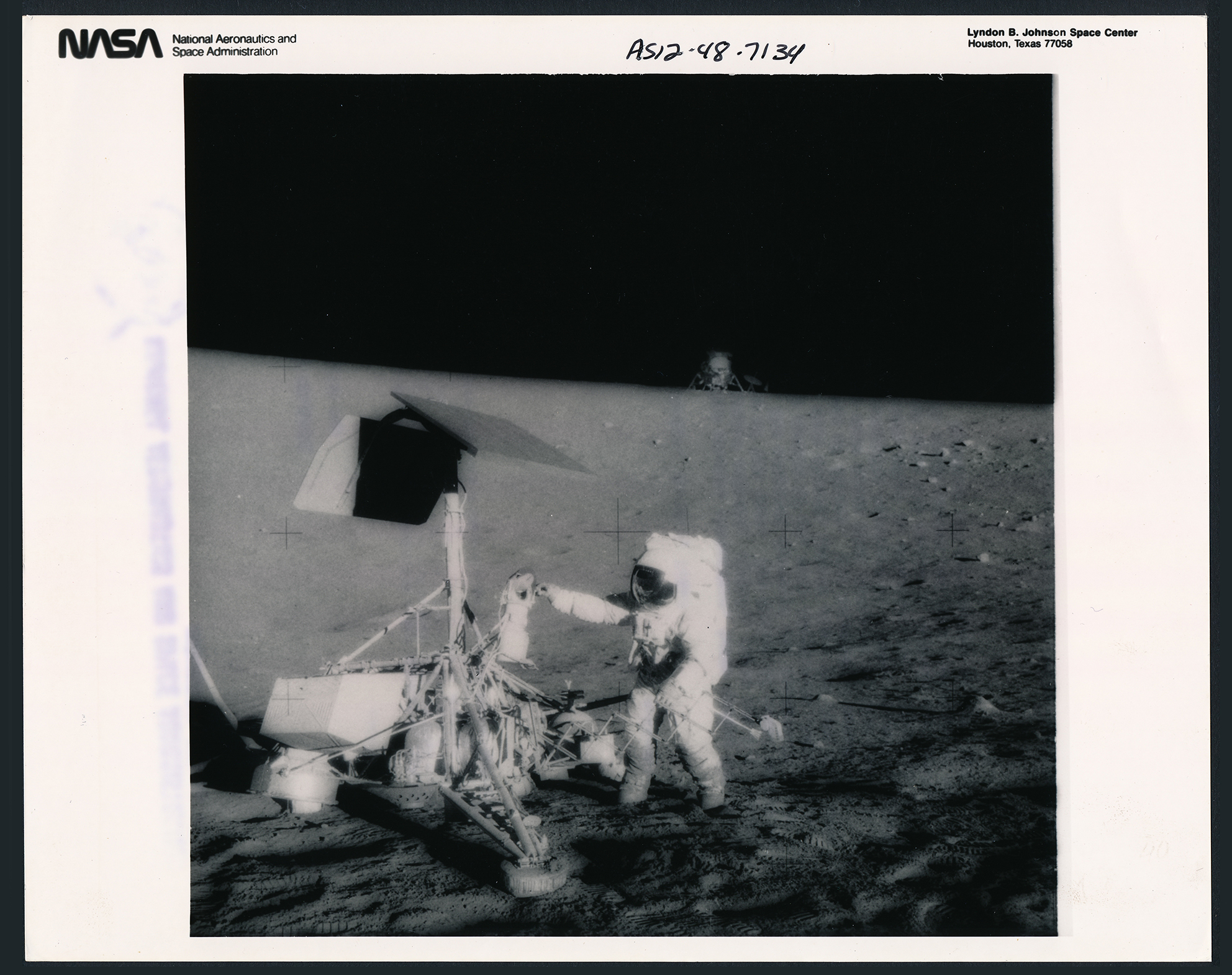 Mission APOLLO 12. L'astronaute Charles Conrad JR. récupère la - Image 2