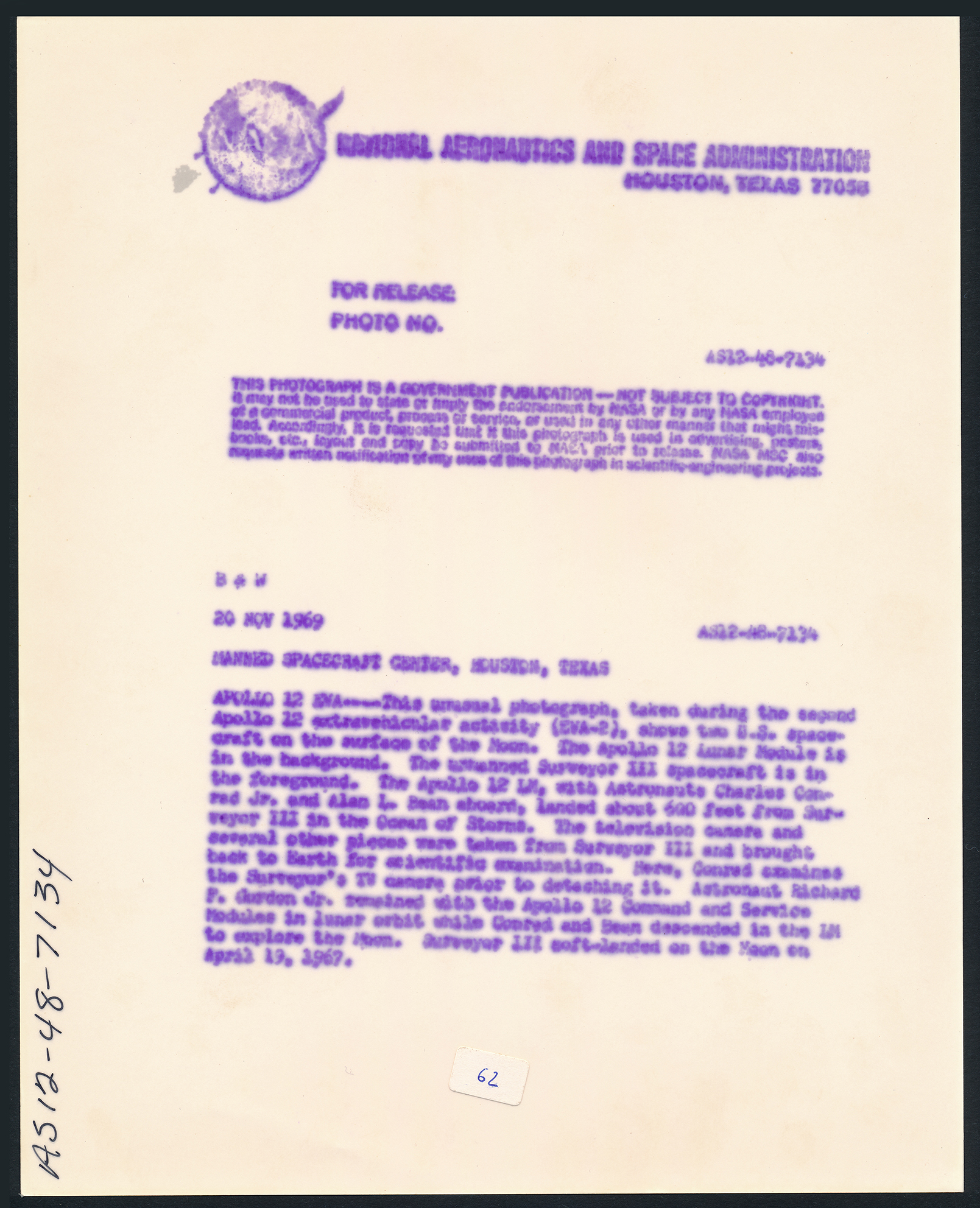 Mission APOLLO 12. L'astronaute Charles Conrad JR. récupère la - Image 4