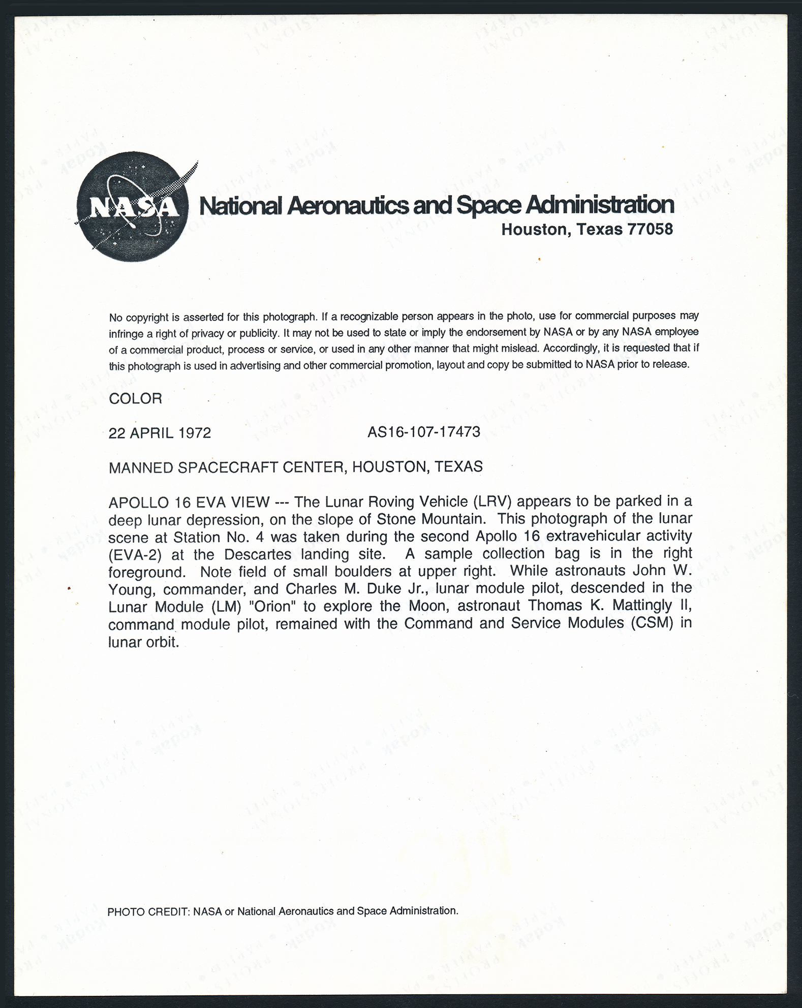 Apollo 16. Le rover lunaire apparaît garé sur la colline de "Stone Mountain" (#821) - Image 4