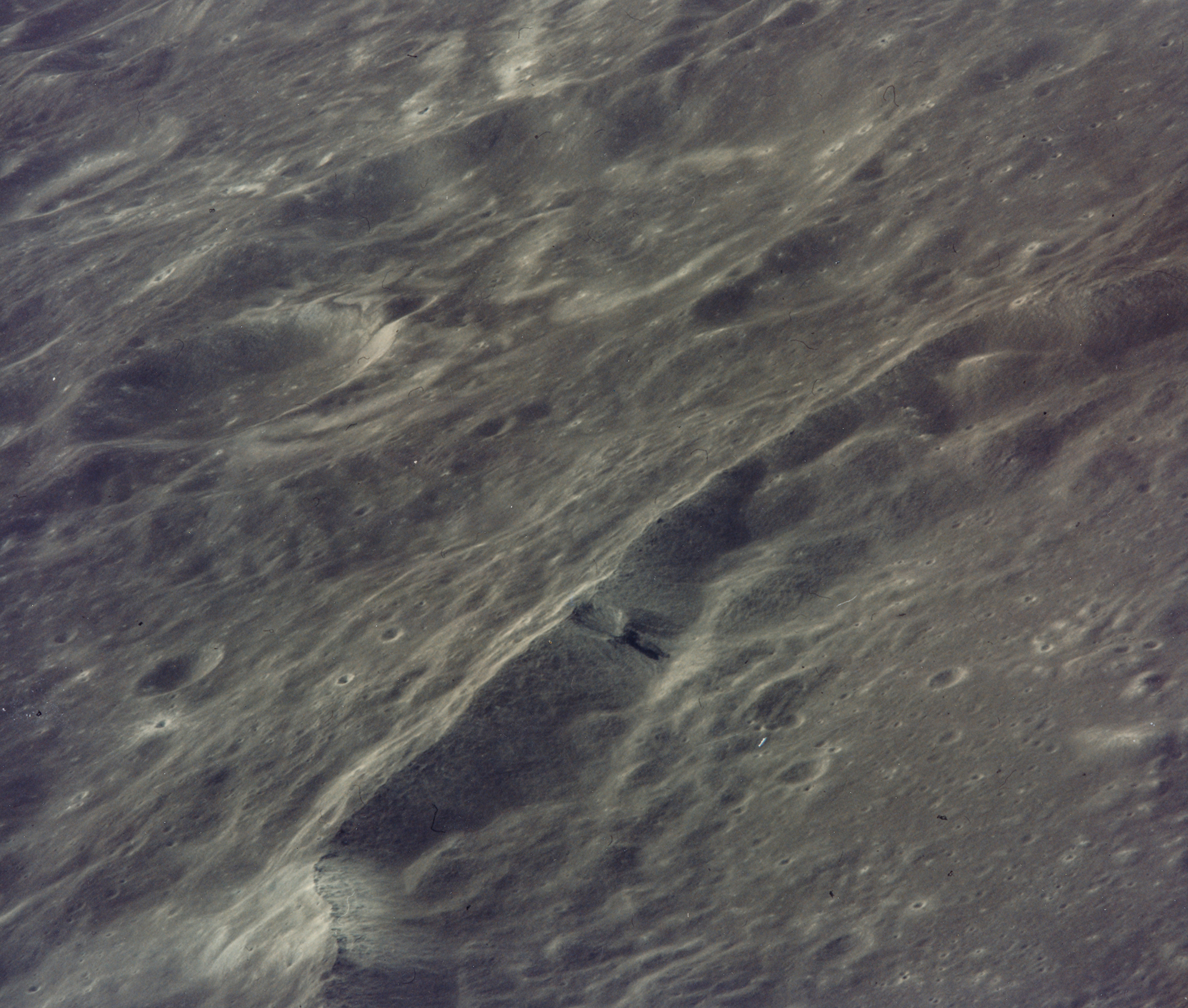Mission APOLLO 16. Vue de la Lune. Vue oblique du bord d'un cratère guyot (#1646) - Image 3