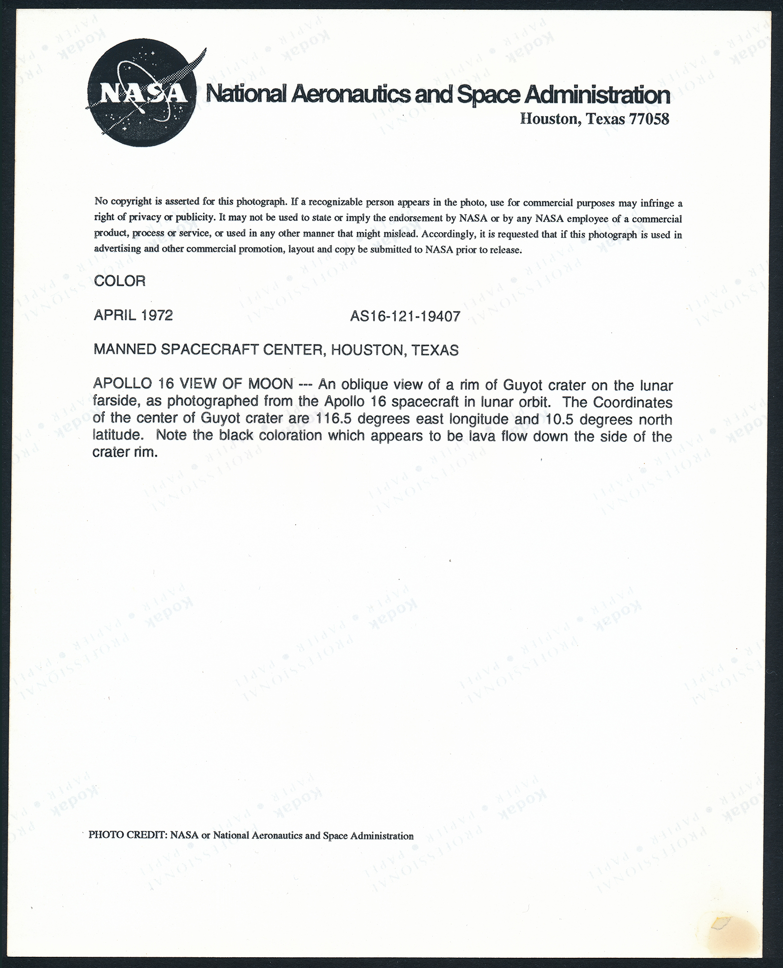 Mission APOLLO 16. Vue de la Lune. Vue oblique du bord d'un cratère guyot (#1646) - Image 4