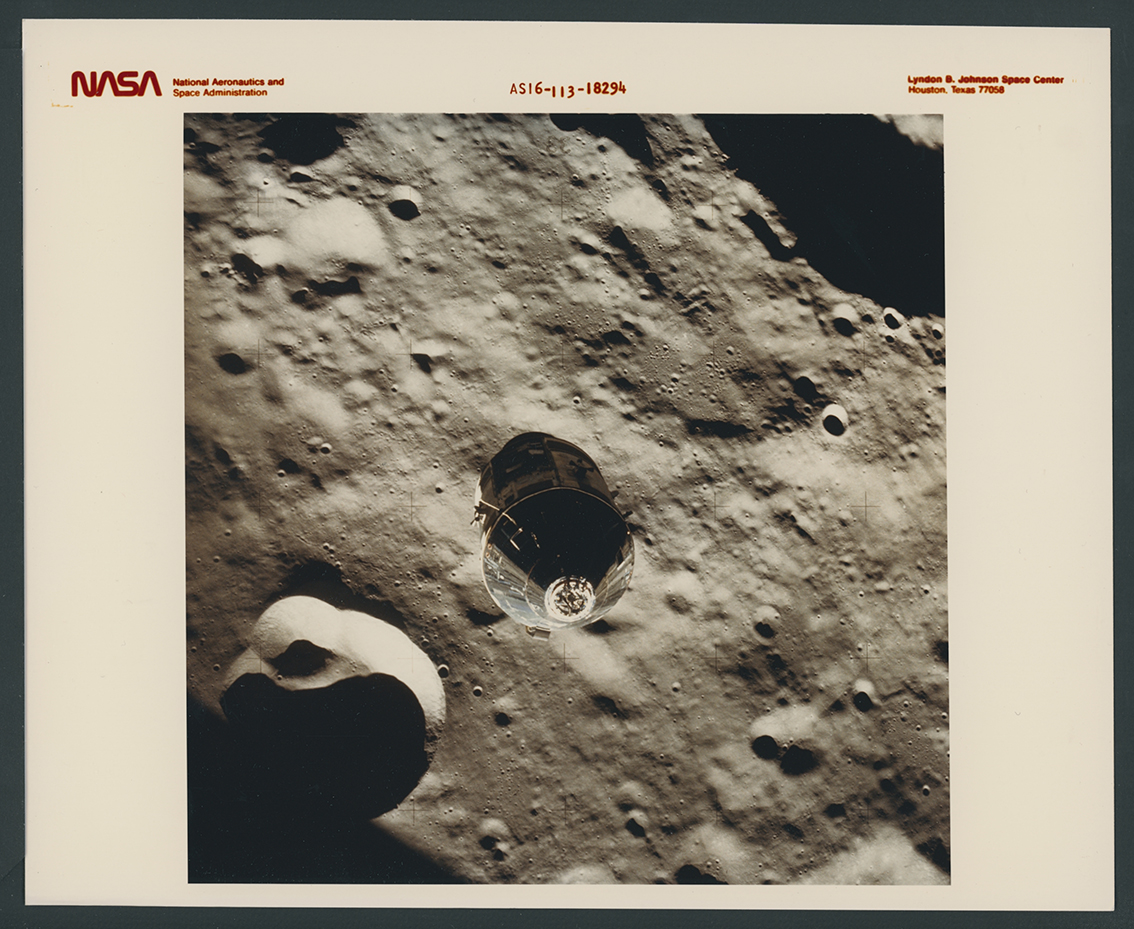 Mission Apollo 16. Le module du commande lunaire devant la face cachée de la Lune (#3308) - Image 2