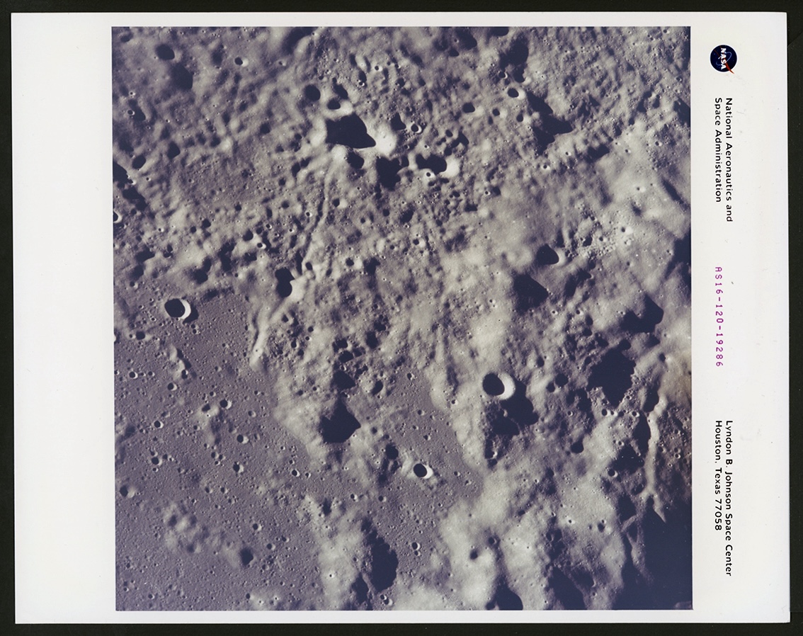 Mission Apollo 16. Vue du cratère Gassendi (#3640) - Image 2