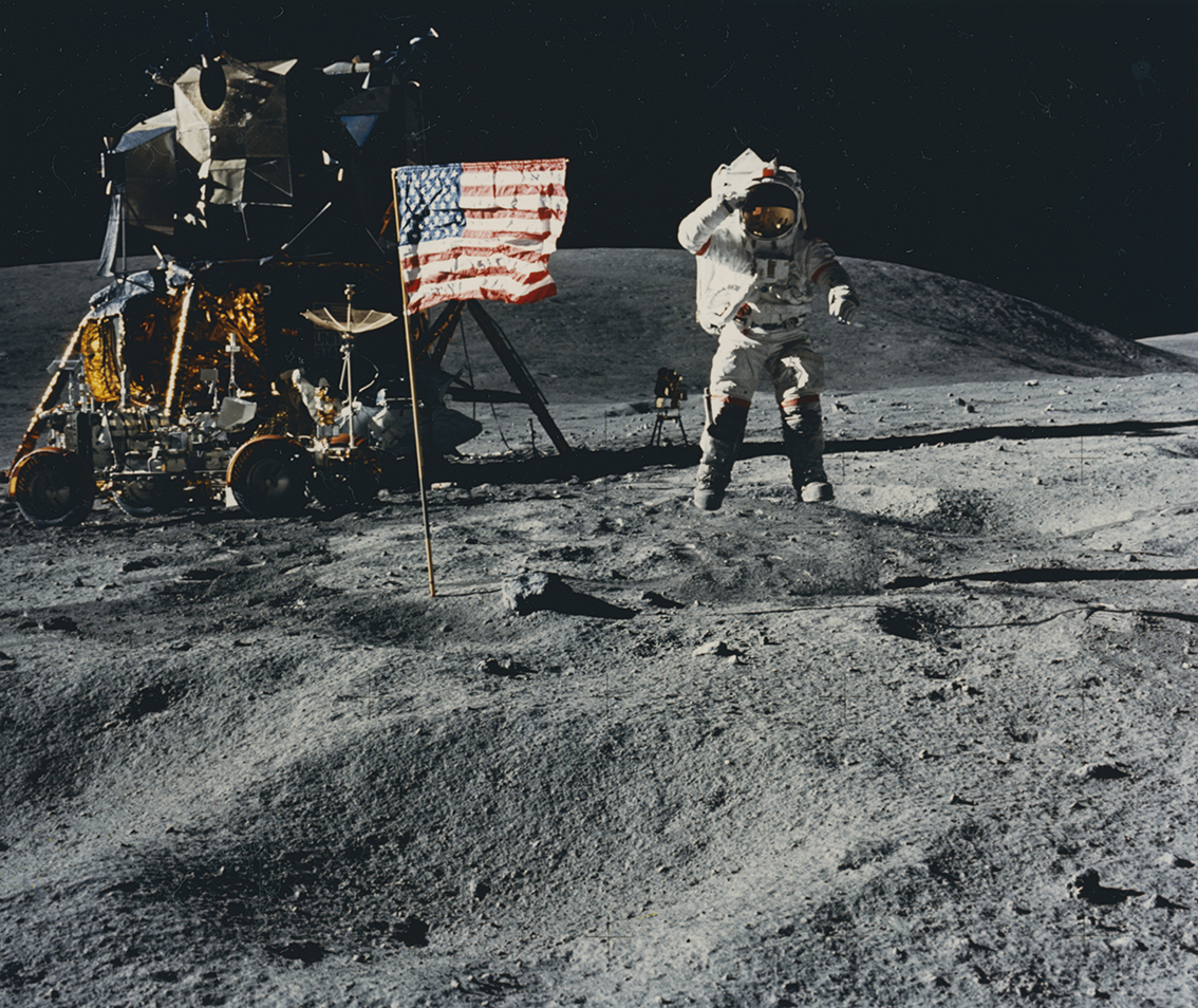 Mission Apollo 16. Salut au drapeau américain de l'astronaute John W. Young (#4163) - Image 3