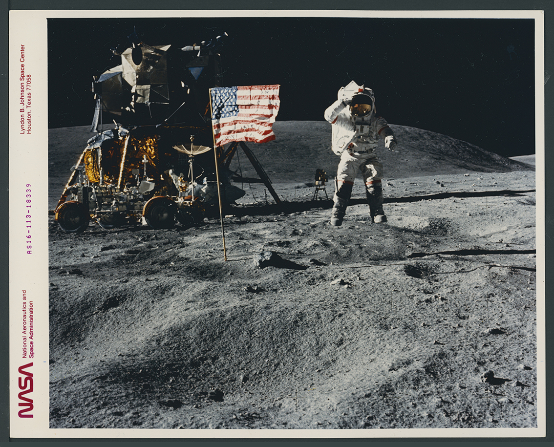 Mission Apollo 16. Salut au drapeau américain de l'astronaute John W. Young (#4163) - Image 2