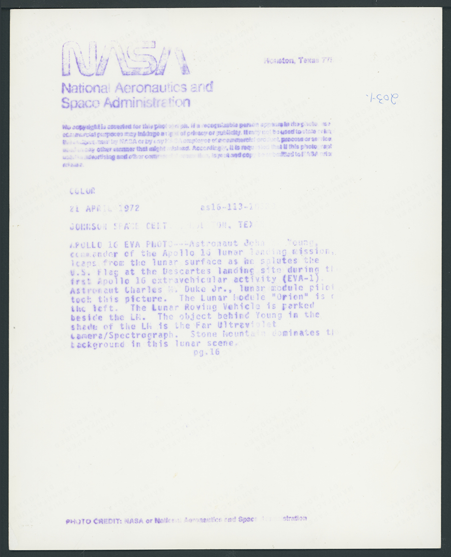 Mission Apollo 16. Salut au drapeau américain de l'astronaute John W. Young (#4163) - Image 4
