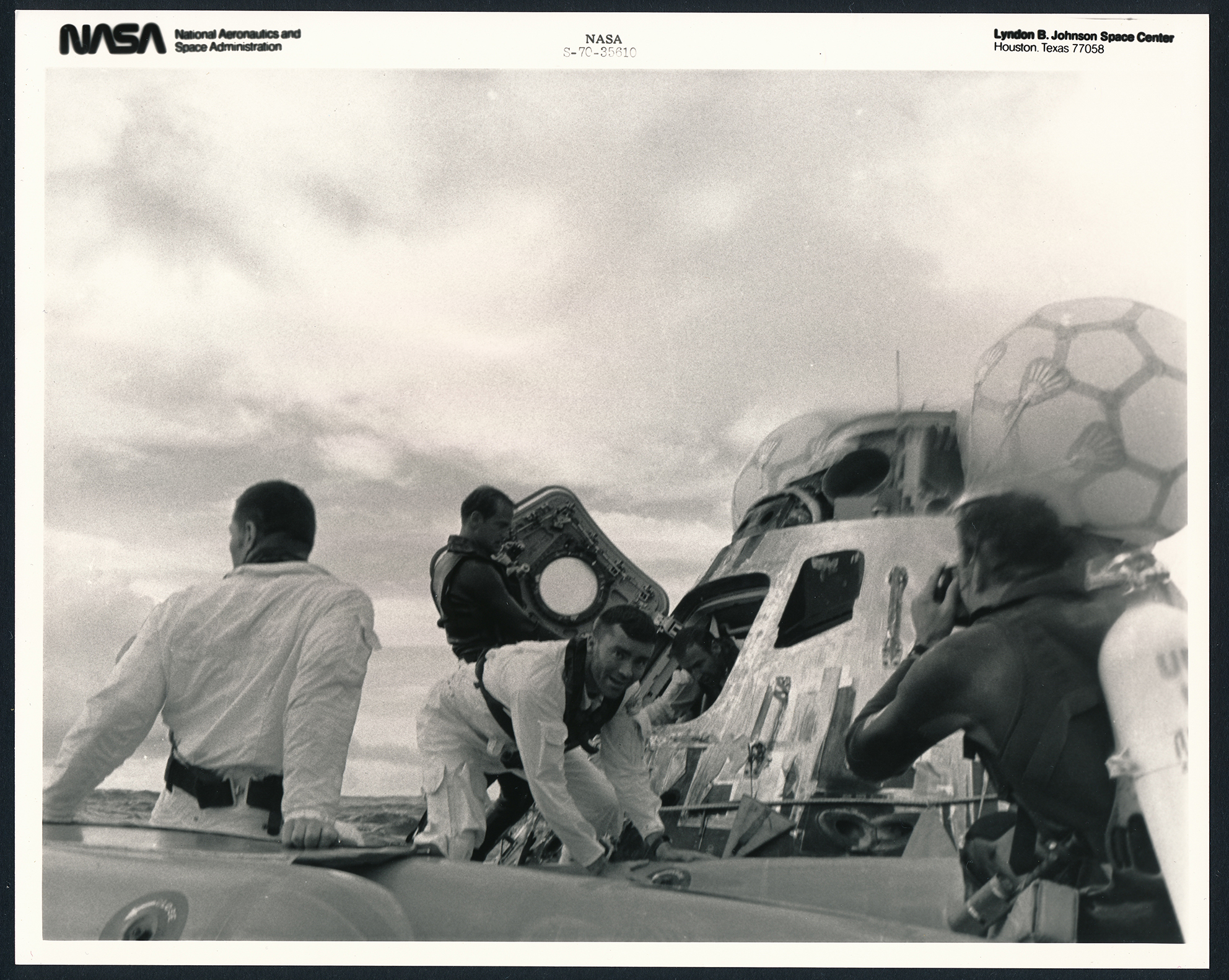 Mission APOLLO 13. Arrivée historique de l'équipage héroïque de la mission APOLLO 13 (#4556) - Image 2