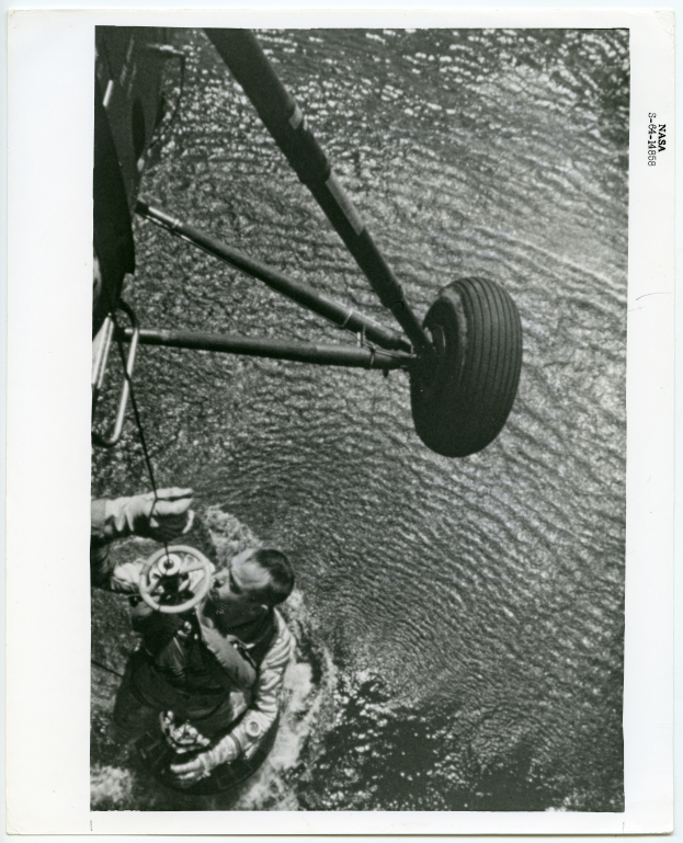 1961. L’Astronaute Alan Shepard hélitreuillé au retour de sa mission : celle du 1er vol spatial américain dans l’Espace