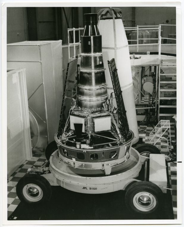 Nasa.La sonde Rangers VII avant sa mise sous coiffe, 23 juillet 1964.Tirage argentique d’époque. 24,3 x 20,4 cm.