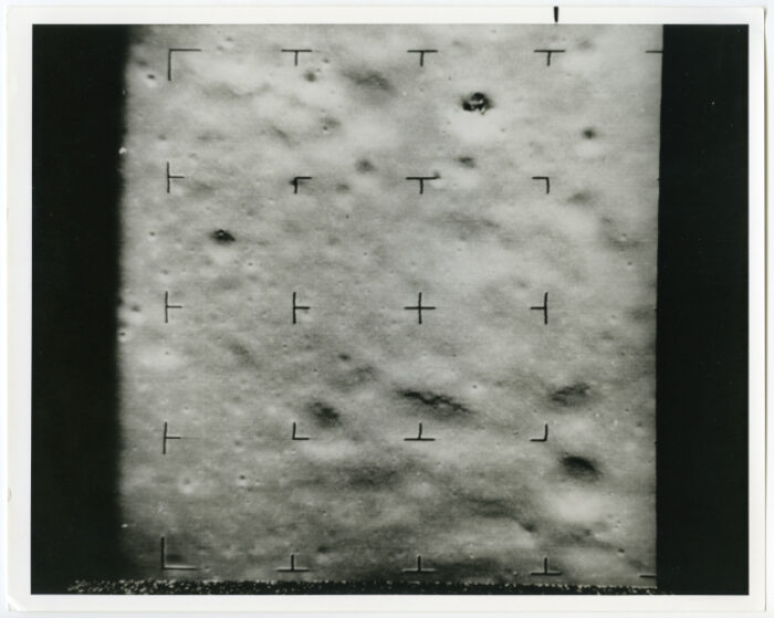 1964. Vue rapprochée du sol lunaire, sonde Rangers VII