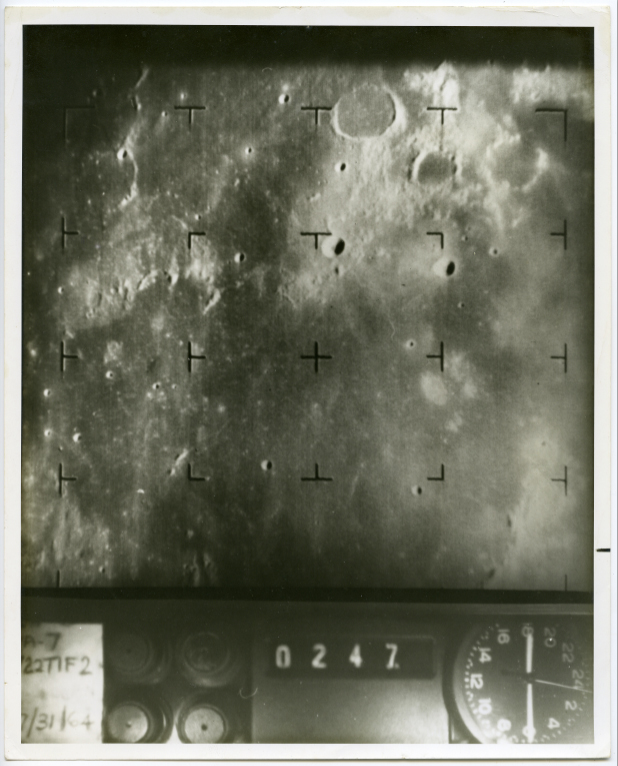 1964. Vue rapprochée du sol lunaire. Sonde spaciale Rangers VII