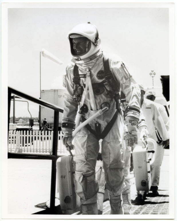 1965. Les astronautes Cooper et Conrad à l’entraînement (Mission Gémini V)
