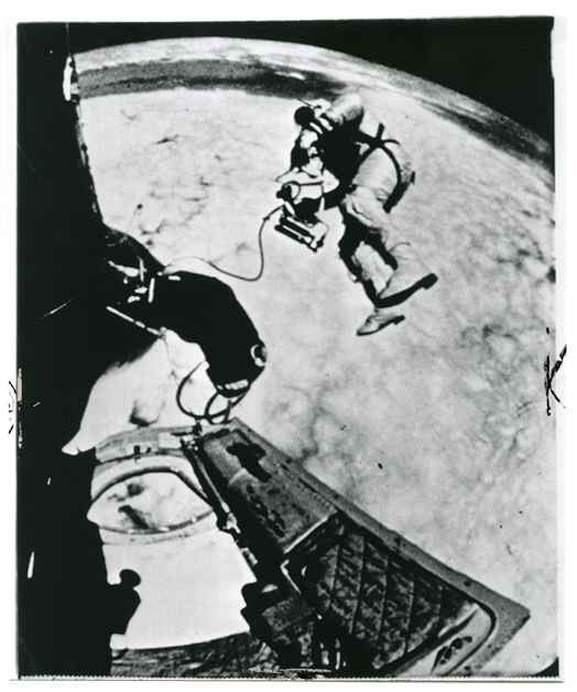 1965. Vue depuis l’extérieur de Gémini IV de la 1ère sortie dans l’Espace d’un américain : Edward H. White