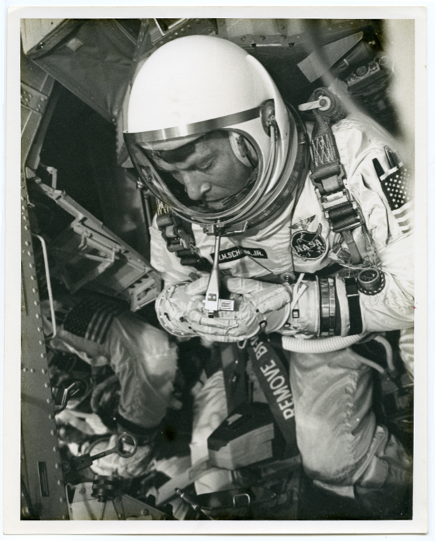 1965. Walter Schirra dans la capsule du vol spatial (Mission Gemini 6A)