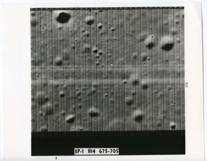 1967. Vue du 1er site de l’allunissage humain au sud-est de la Mer de la Tranquilité. Sonde lunar Orbiter III