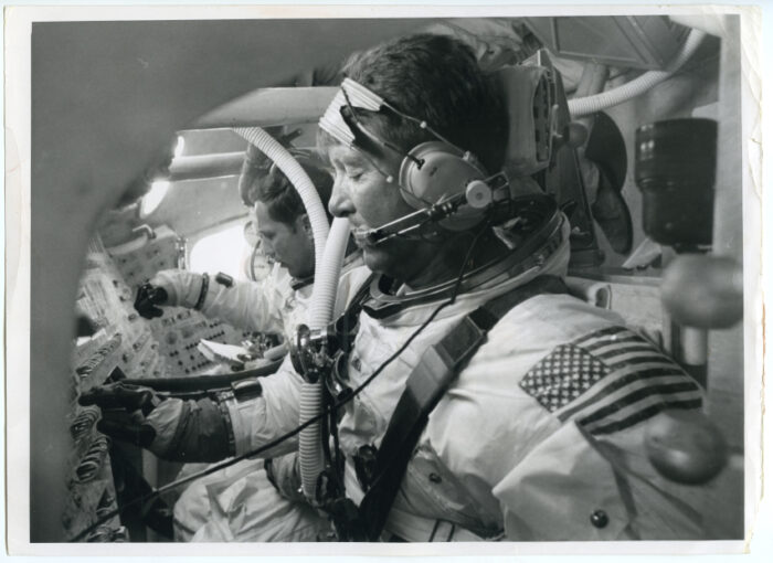 1968. A l’intérieur de la capsule Apollo l’astronaute Walter M. Schirra à la manoeuvre