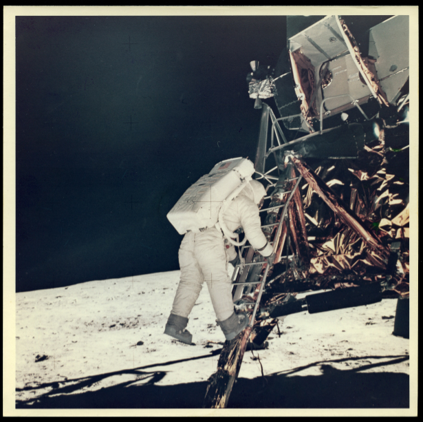 1969. Apollo 11. Série “Moon Walk”. Buzz Aldrin descend du module lunaire