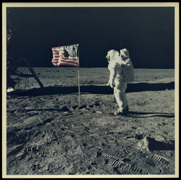 1969. Apollo XI. Série “Moon Walk”. Buzz Aldrin pose devant le drapeau américain