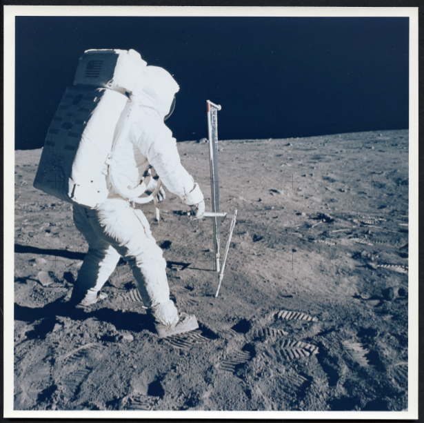 1969. Apollo XI. Série “Moon Walk”. Buzz Aldrin réalise des prélèvements de roches lunaires