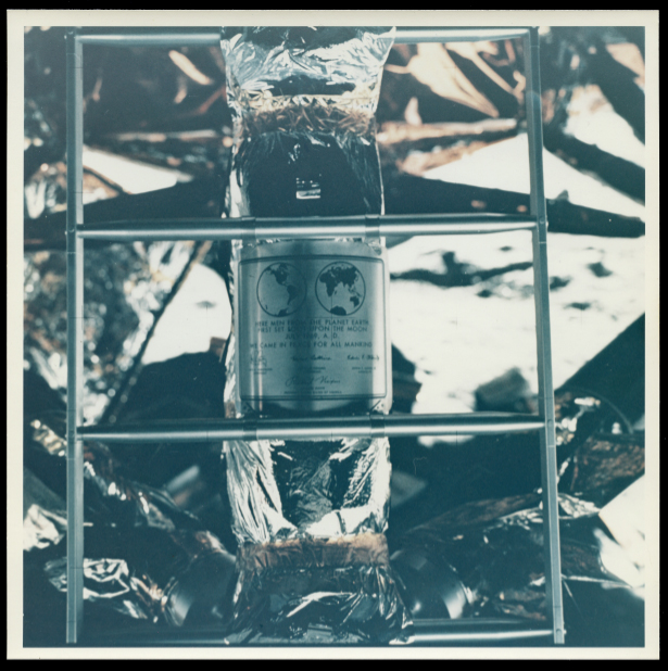 1969. Apollo XI. Série “Moon Walk”. Plaque commémorative de la mission Apollo 11