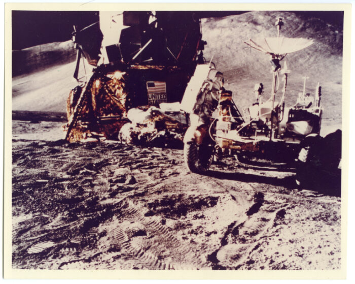 Nasa.L’astronaute Alan Bean prépare le rover lunaire avant de partir en expédition (Mission Apollo 12). Tirage chromogénique d’époque sur papier “A KODAK PAPER”. 20,3 x 25,4 cm.