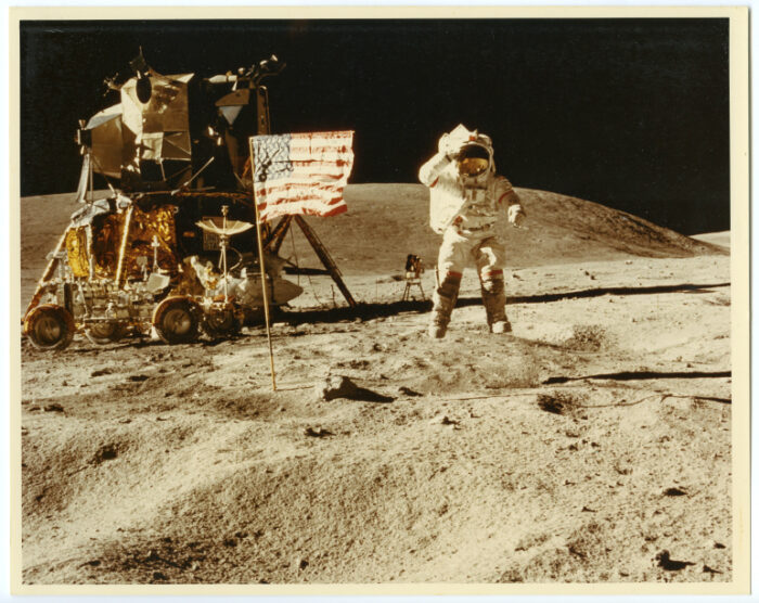 Nasa.”Salut au drapeau américain”. Mission Apollo 16. Tirage chromogénique d’époque sur papier “A KODAK PAPER”. 25,4 x 20,3 cm.