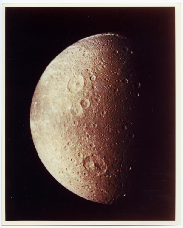 Nasa.Dionée : lune de Saturne (Sonde Voyager 1). Tirage chromogénique d’époque sur papier “THIS PAPER MANUFACTURED BY KODAK”. 25,4 x 20,3 cm