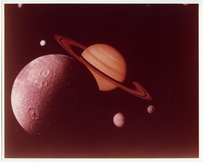 Nasa.Saturne et ses lunes (Sonde Voyager 1). Tirage chromogénique d’époque sur papier “THIS PAPER MANUFACTURED BY KODAK”. 25,4 x 20,3 cm