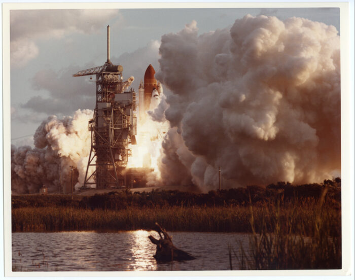 Nasa.Décollage de la navette spatiale Discovery (Mission STS51A). Tirage chromogénique d’époque sur papier “THIS PAPER MANUFACTURED BY KODAK”. 20,3 x 25,4 cm