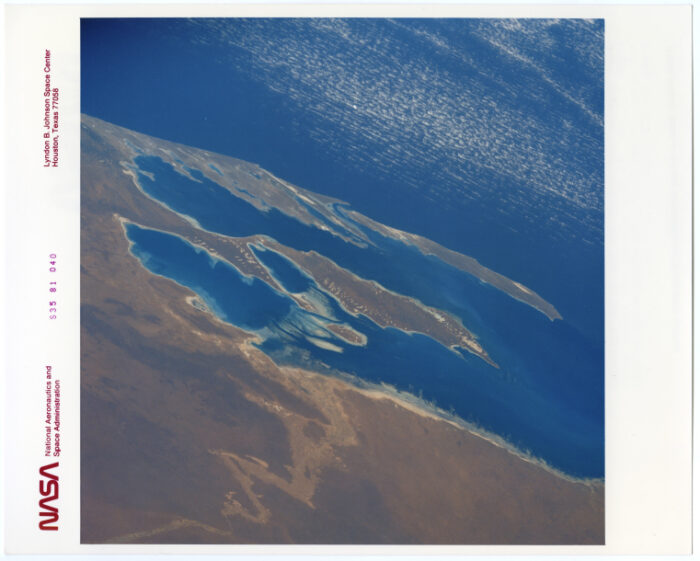 Nasa.Vue de la Terre. Australie “La Baie des Requins”. Navette spatiale Columbia (Mission STS035). Tirage chromogénique d’époque sur papier “THIS PAPER MANUFACTURED BY KODAK”. 20,3 x 25,4 cm.