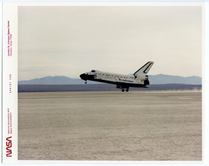 Nasa.Atterrissage de la navette spatiale Atlantis (Mission STS44) sur la base Edwards en Californie. Tirage chromogénique d’époque sur papier Kodak. 25,3 x 20,2 cm