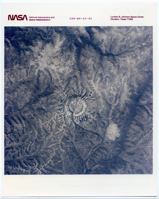 Nasa.Vue de la Terre. Russie. Cratère de Cora Konder. Navette spatiale Discovery (Mission STS039). Tirage chromogénique d’époque sur papier Kodak. 20,3 x 25,4 cm.