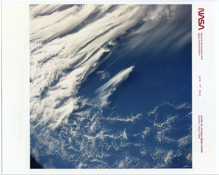 Nasa.Vue du ciel. Mise en évidence du “jet stream” polaire depuis la navette spatiale Atlantis (Mission S44). Tirage chromogénique d’époque sur papier Kodak. 20,3 x 25,4 cm