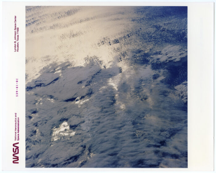 Nasa.Vue du ciel. Nuages chassés par le soleil du nord de l’océan Pacifique. Vue de la navette spatiale Atlantis (Mission STS039). Tirage chromogénique d’époque sur papier Kodak. 20,3 x 25,4 cm