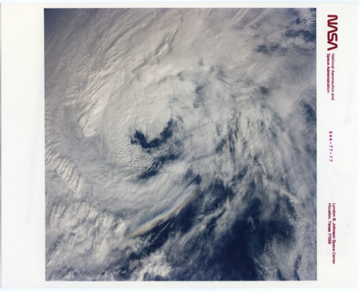 Nasa.Vue du ciel. Tiphon “Yuri” sur les les Philippines observé depuis la navette spatiale Atlantis (Mission STS044). Tirage chromogénique d’époque sur papier Kodak. 20,3 x 25,4 cm