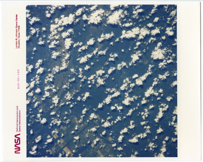 Nasa.Vue du ciel depuis la navette spatiale Endeavour (Mission STS61). Tirage chromogénique d’époque sur papier “THIS PAPER MANUFACTURED BY KODAK”. 20,3 x 25,4 cm
