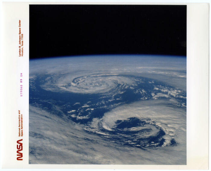Nasa.Vue du globe terrestre (Mer de Bering). Navette spatiale Discovery (Mission STS 060). Tirage chromogénique d’époque sur papier Kodak. 20,3 x 25,4 cm.
